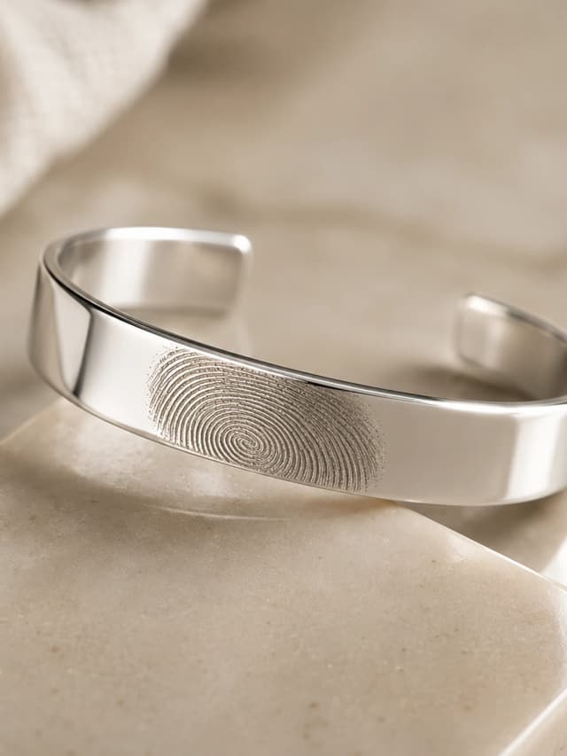 Silber-Armreif mit Fingerabdruck-Gravur