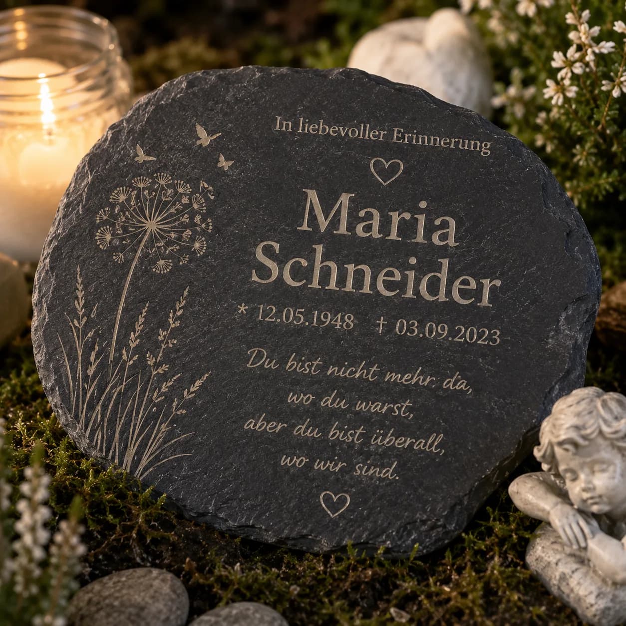 Gravierter Erinnerungsstein aus Schiefer mit Name, Lebensdaten und liebevollem Spruch — Nahaufnahme der Gravur