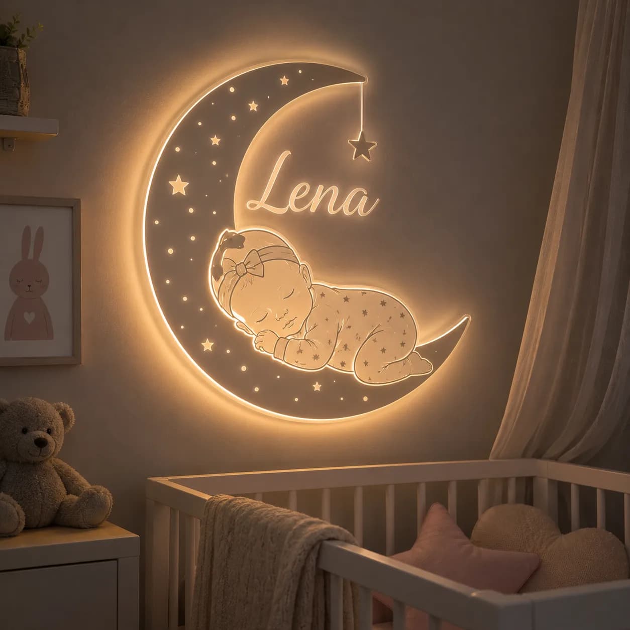 Graviertes Holz-Namensschildchen mit Geburtsdaten und verspielter Schrift — hängt über einem Babybett